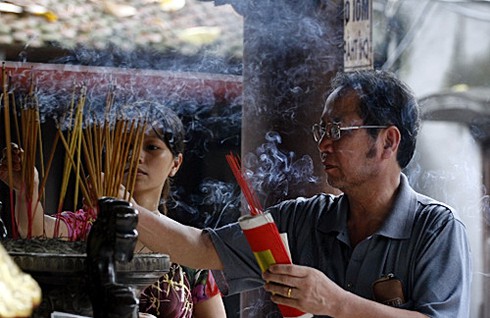 Người Hà Nội lên chùa làm lễ Vu Lan