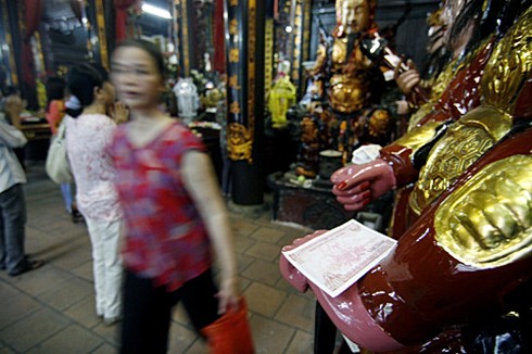 Người Hà Nội lên chùa làm lễ Vu Lan