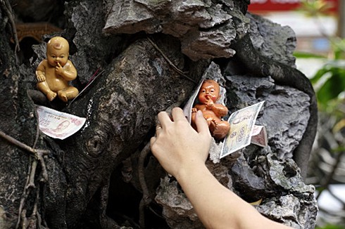 Người Hà Nội lên chùa làm lễ Vu Lan