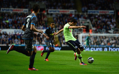 Liverpool, Newcastle lê bước vào vòng bảng Europa League