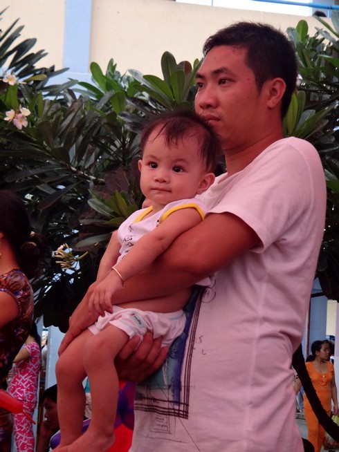 Bệnh nhi xúc động trong `Mang âm nhạc vào bệnh viện`