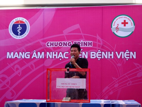 Bệnh nhi xúc động trong `Mang âm nhạc vào bệnh viện`
