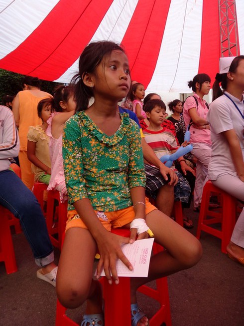 Bệnh nhi xúc động trong `Mang âm nhạc vào bệnh viện`