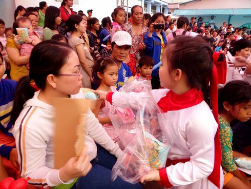 Bệnh nhi xúc động trong `Mang âm nhạc vào bệnh viện`