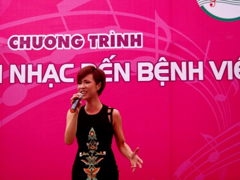 Bệnh nhi xúc động trong `Mang âm nhạc vào bệnh viện`