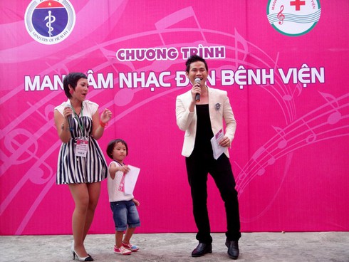 Bệnh nhi xúc động trong `Mang âm nhạc vào bệnh viện`