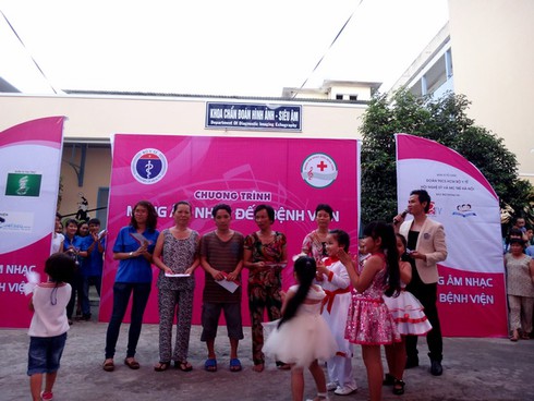 Bệnh nhi xúc động trong `Mang âm nhạc vào bệnh viện`