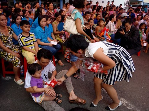 Bệnh nhi xúc động trong `Mang âm nhạc vào bệnh viện`