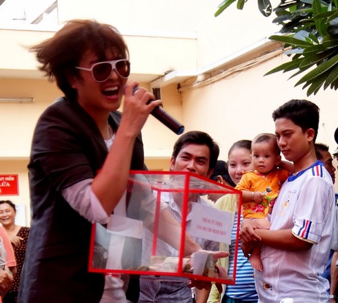 Bệnh nhi xúc động trong `Mang âm nhạc vào bệnh viện`