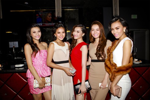 `Nữ hoàng nội y` Ngọc Trinh diện đầm đen dự tiệc ở Mỹ