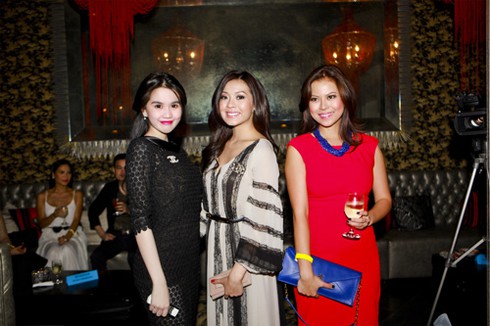 `Nữ hoàng nội y` Ngọc Trinh diện đầm đen dự tiệc ở Mỹ