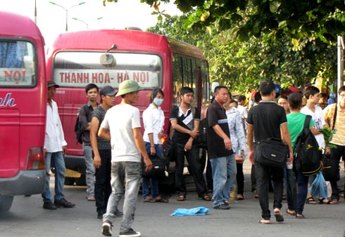 Hàng vạn người ồ ạt rời Thủ đô