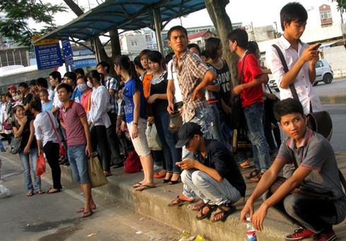 Hàng vạn người ồ ạt rời Thủ đô