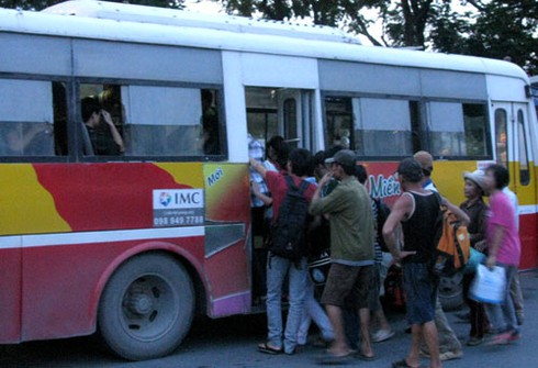 Hàng vạn người ồ ạt rời Thủ đô