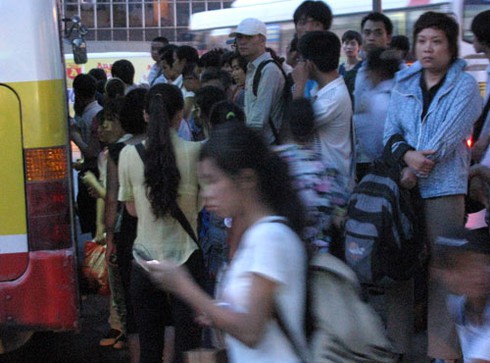 Hàng vạn người ồ ạt rời Thủ đô