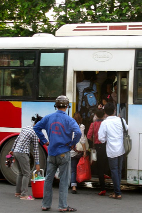 Hàng vạn người ồ ạt rời Thủ đô