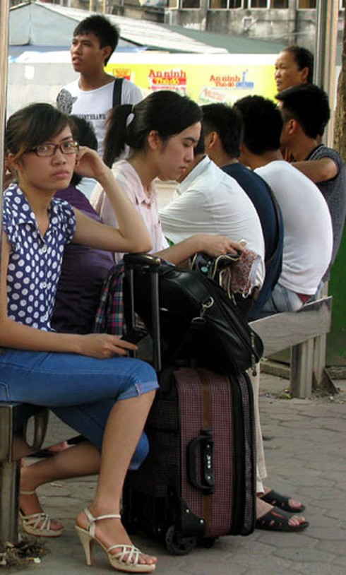 Hàng vạn người ồ ạt rời Thủ đô