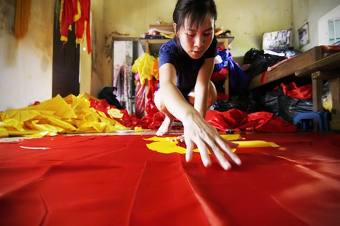 Một gia đình 70 năm may cờ Tổ quốc