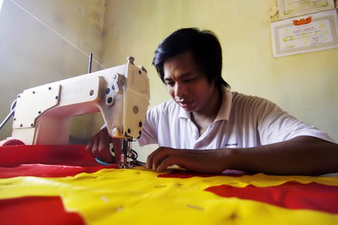 Một gia đình 70 năm may cờ Tổ quốc