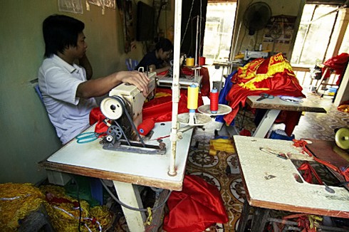 Một gia đình 70 năm may cờ Tổ quốc