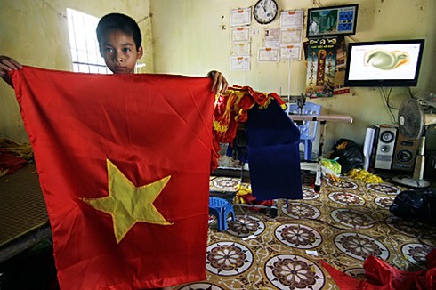 Một gia đình 70 năm may cờ Tổ quốc