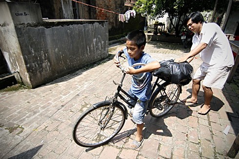 Một gia đình 70 năm may cờ Tổ quốc