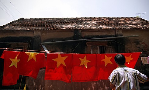 Một gia đình 70 năm may cờ Tổ quốc