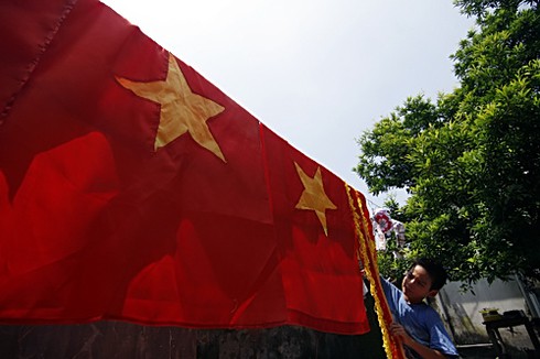 Một gia đình 70 năm may cờ Tổ quốc