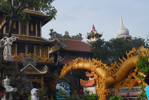 Hình ảnh xấu xí ở ngôi chùa bậc nhất Bình Dương