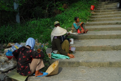 Hình ảnh xấu xí ở ngôi chùa bậc nhất Bình Dương