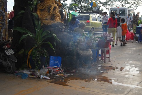 Hình ảnh xấu xí ở ngôi chùa bậc nhất Bình Dương