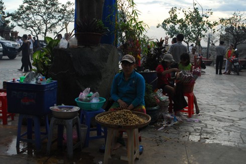 Hình ảnh xấu xí ở ngôi chùa bậc nhất Bình Dương