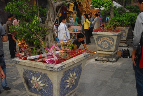 Hình ảnh xấu xí ở ngôi chùa bậc nhất Bình Dương