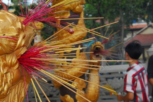 Hình ảnh xấu xí ở ngôi chùa bậc nhất Bình Dương