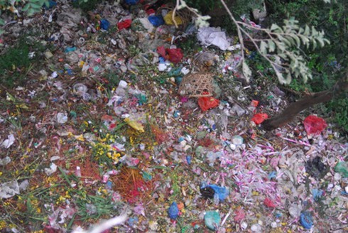 Hình ảnh xấu xí ở ngôi chùa bậc nhất Bình Dương