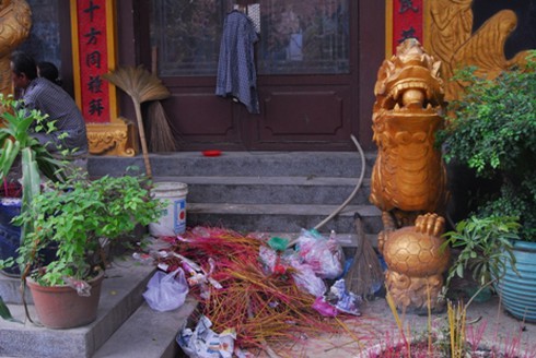 Hình ảnh xấu xí ở ngôi chùa bậc nhất Bình Dương