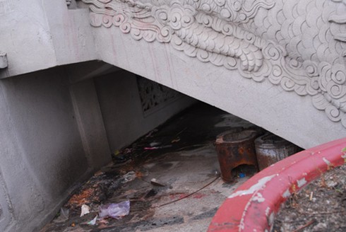 Hình ảnh xấu xí ở ngôi chùa bậc nhất Bình Dương