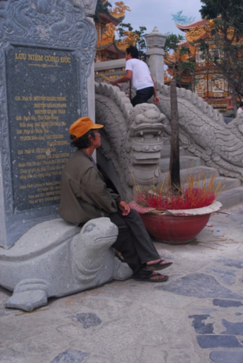 Hình ảnh xấu xí ở ngôi chùa bậc nhất Bình Dương