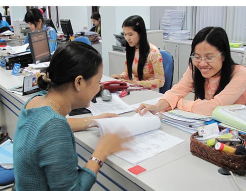 Ngân hàng cầu cạnh khách vay tiền