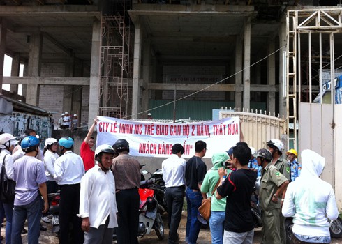 Bất động sản 'nóng' vì bán tháo, đòi nợ