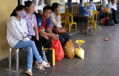 Người dân phờ phạc quay lại Thủ đô