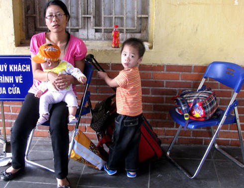 Người dân phờ phạc quay lại Thủ đô