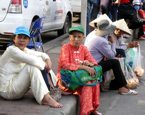 Người dân phờ phạc quay lại Thủ đô