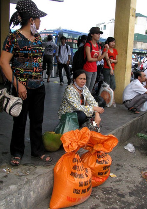 Người dân phờ phạc quay lại Thủ đô