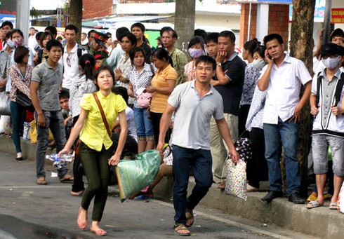 Người dân phờ phạc quay lại Thủ đô
