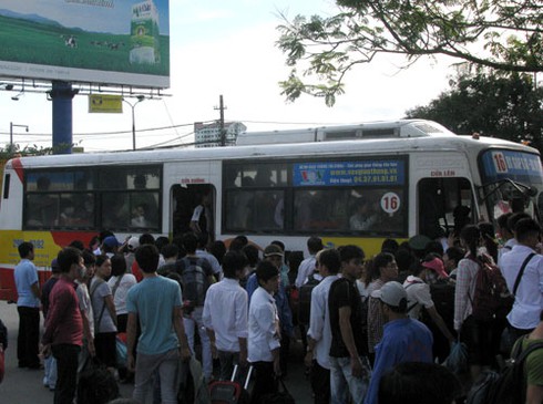 Người dân phờ phạc quay lại Thủ đô