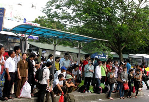 Người dân phờ phạc quay lại Thủ đô