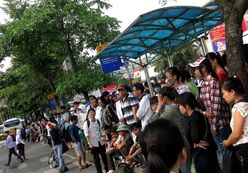 Người dân phờ phạc quay lại Thủ đô