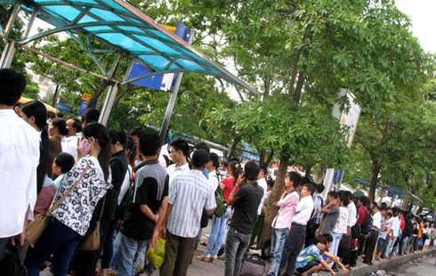 Người dân phờ phạc quay lại Thủ đô