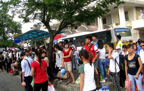 Người dân phờ phạc quay lại Thủ đô